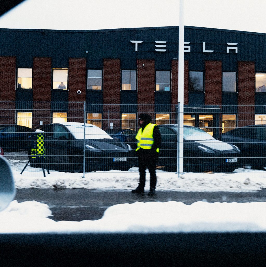 Tesla’s Nordic Shareholders Seek to Promote Workers’ Rights in Vote